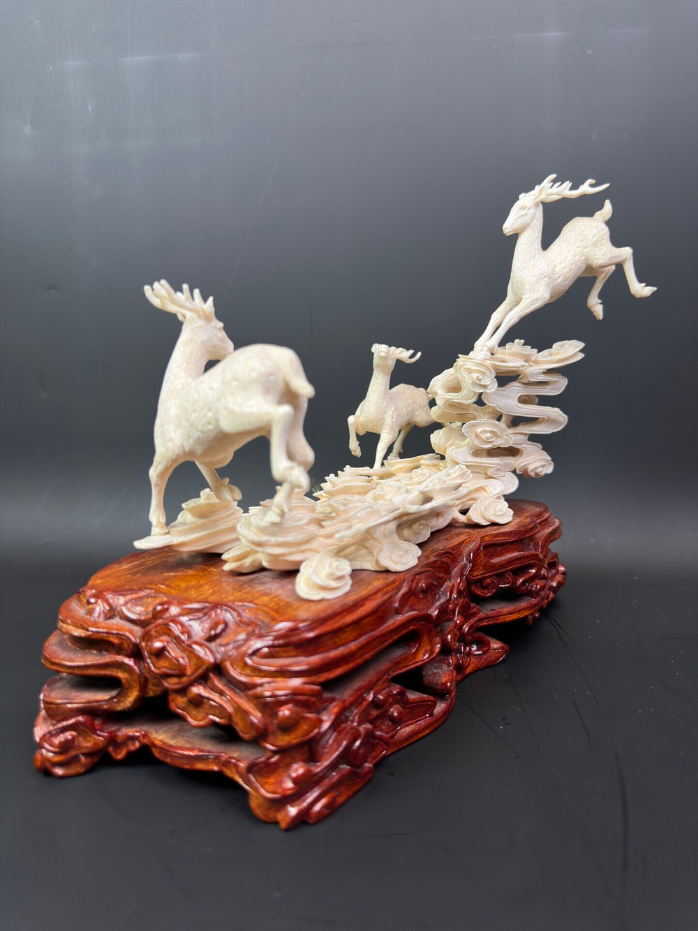 Скульптурная композиция «Олени в облаках»