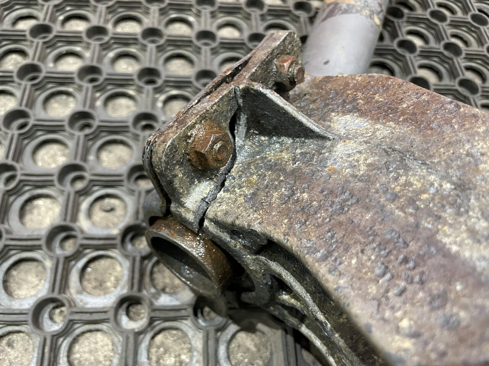 Кронштейн крыла заднего