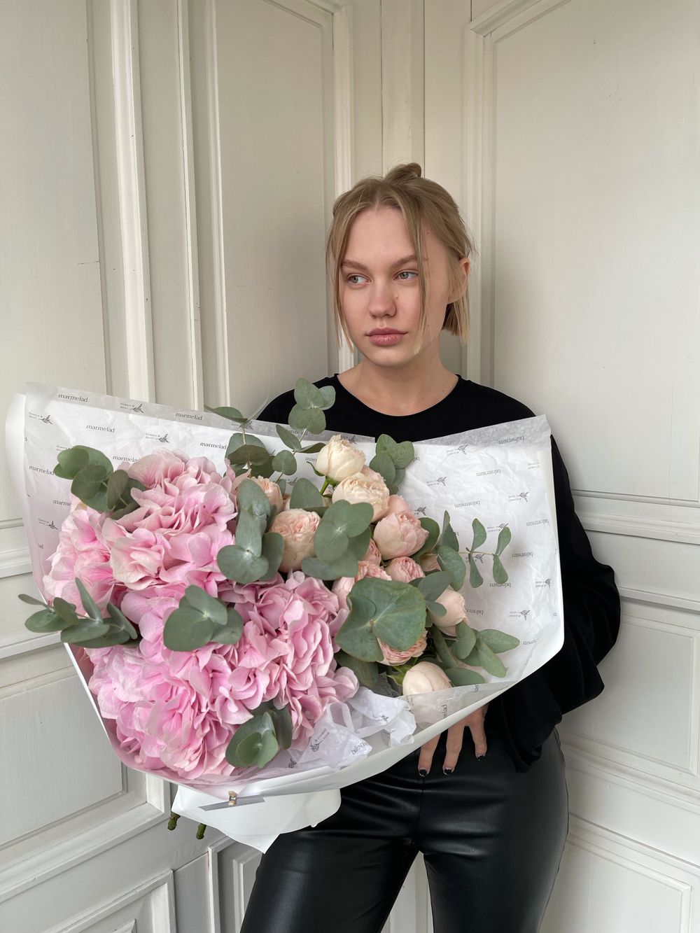 Гортензии, кустовая пионовидная роза и эвкалипт в оформлении