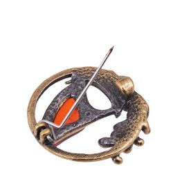 AM-3825 Брошь «Алые паруса» (латунь, янтарь)