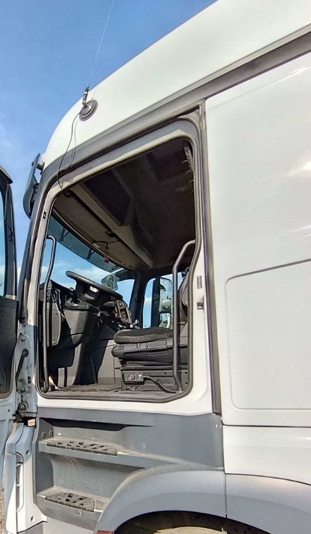 Mercedes-Benz ACTROS 4x2 Седельный тягач 1845 LS (Дизельный, 12,8 л, 476 л.с., МТ)