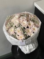 Букет из кустовой хризантемы с белой гипсофилой
