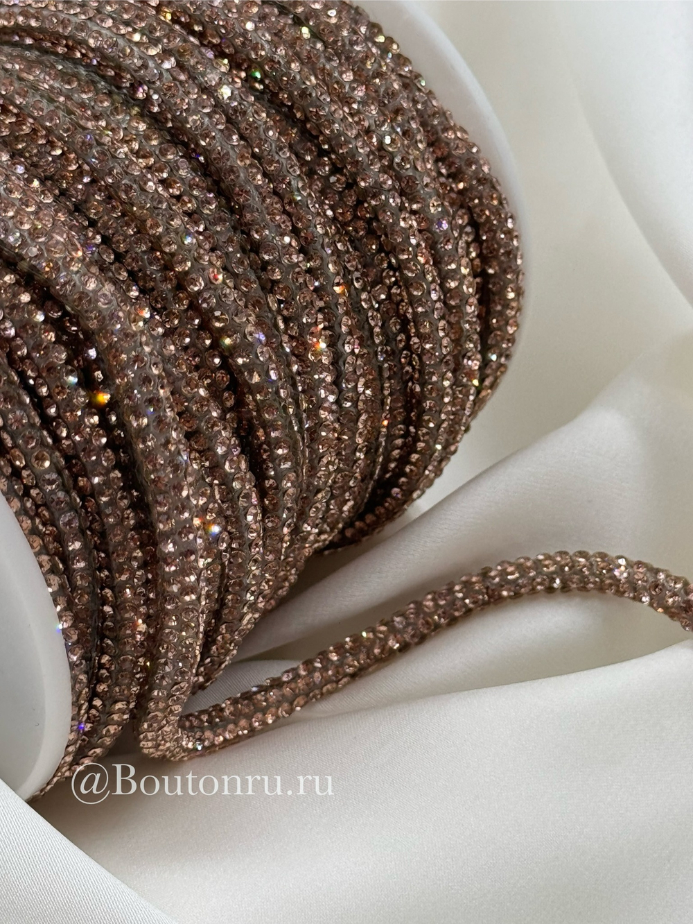 Шнур декоративный с персиковыми стразами