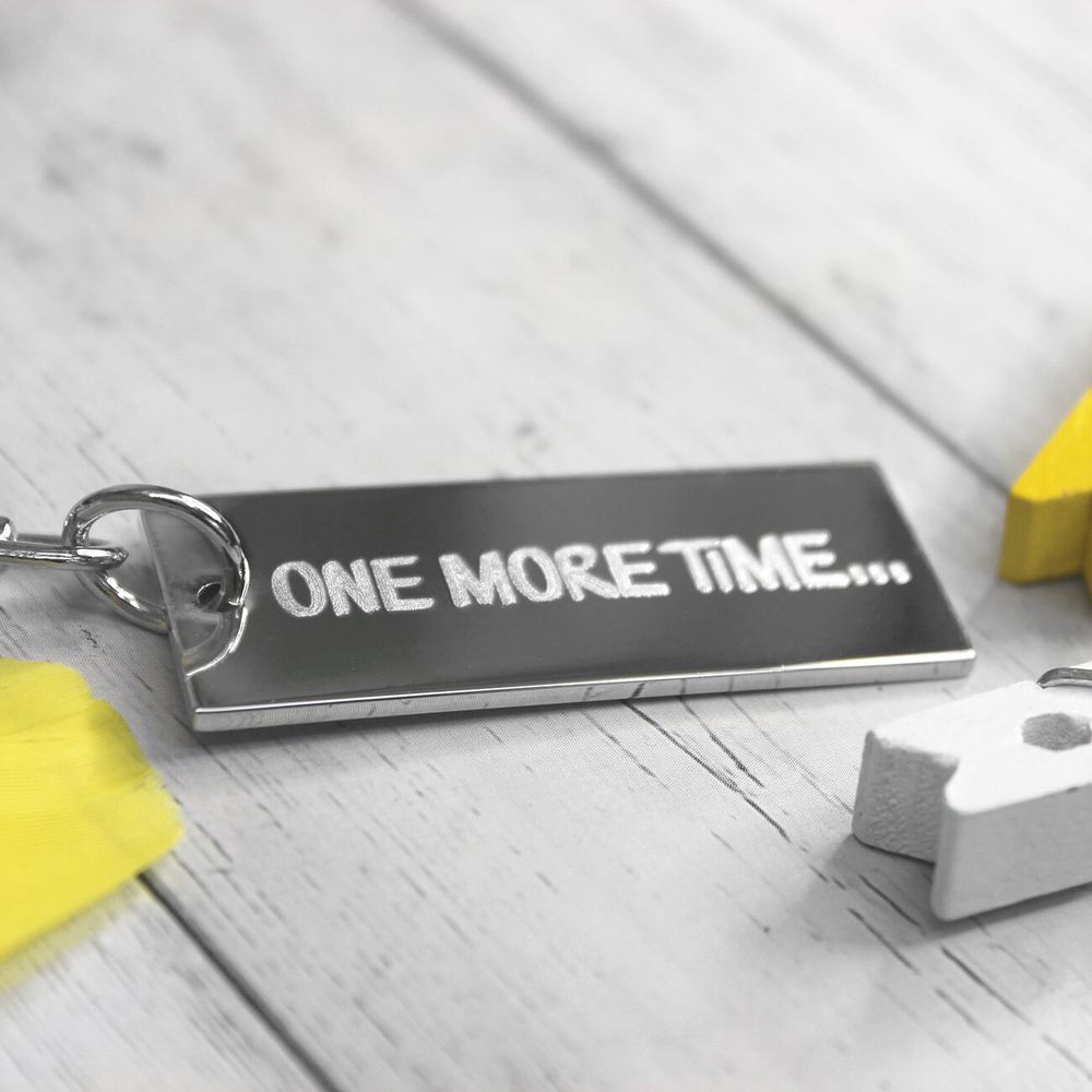 Стильный узкий длинный горизонтальный брелок с гравировкой на заказ