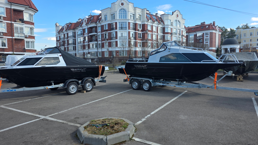 Лодка Беркут L-HT PRO. В наличии. Черный-белый