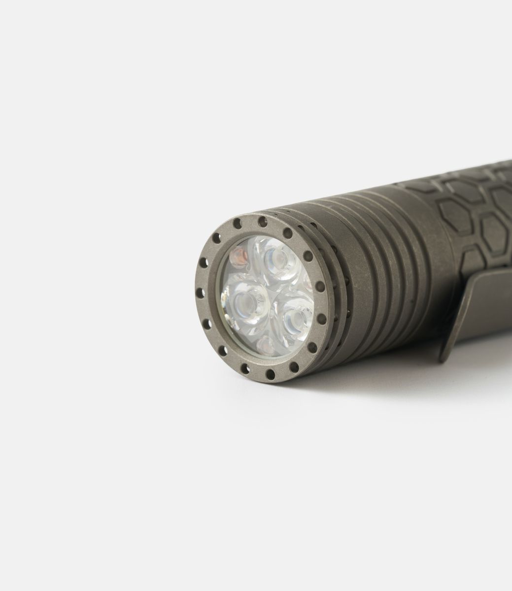 Dawn Hex 18350 Ti Stonewashed XPL 6000K — титановый фонарик