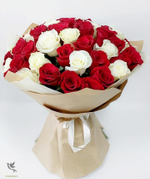 Микс красных и белых роз 75