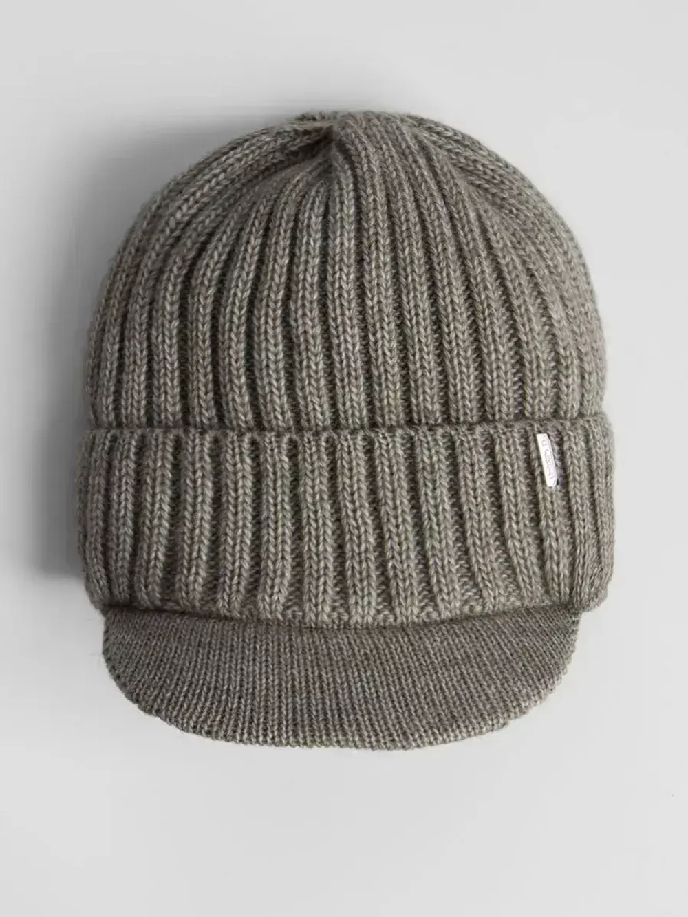 Шапка для мальчика с козырьком на осень