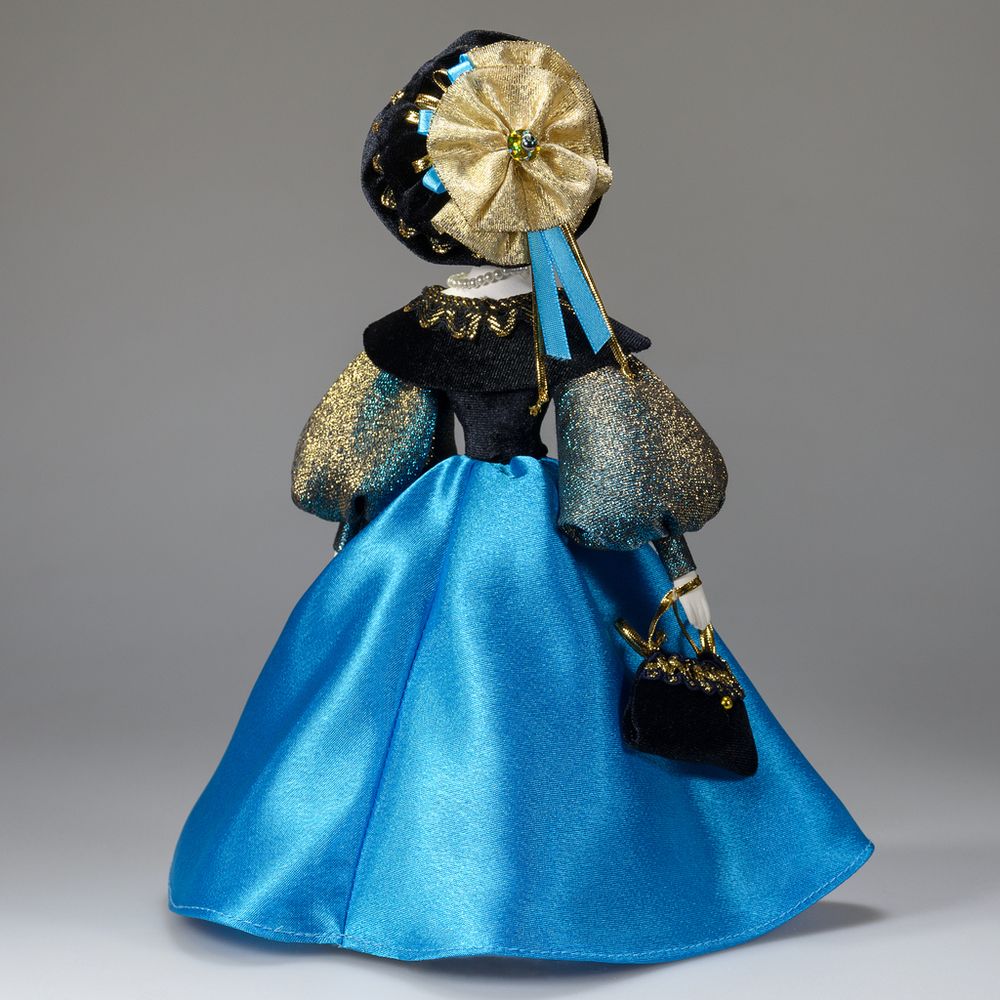 Сувенирная кукла в платье для визитов