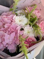 Букет из гортензии, хризантемы, и одноголовой пионовидной розы