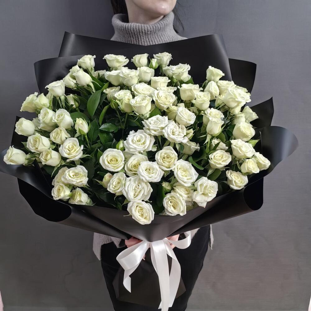 Букет из 17 белых кустовых роз "Lyrica"