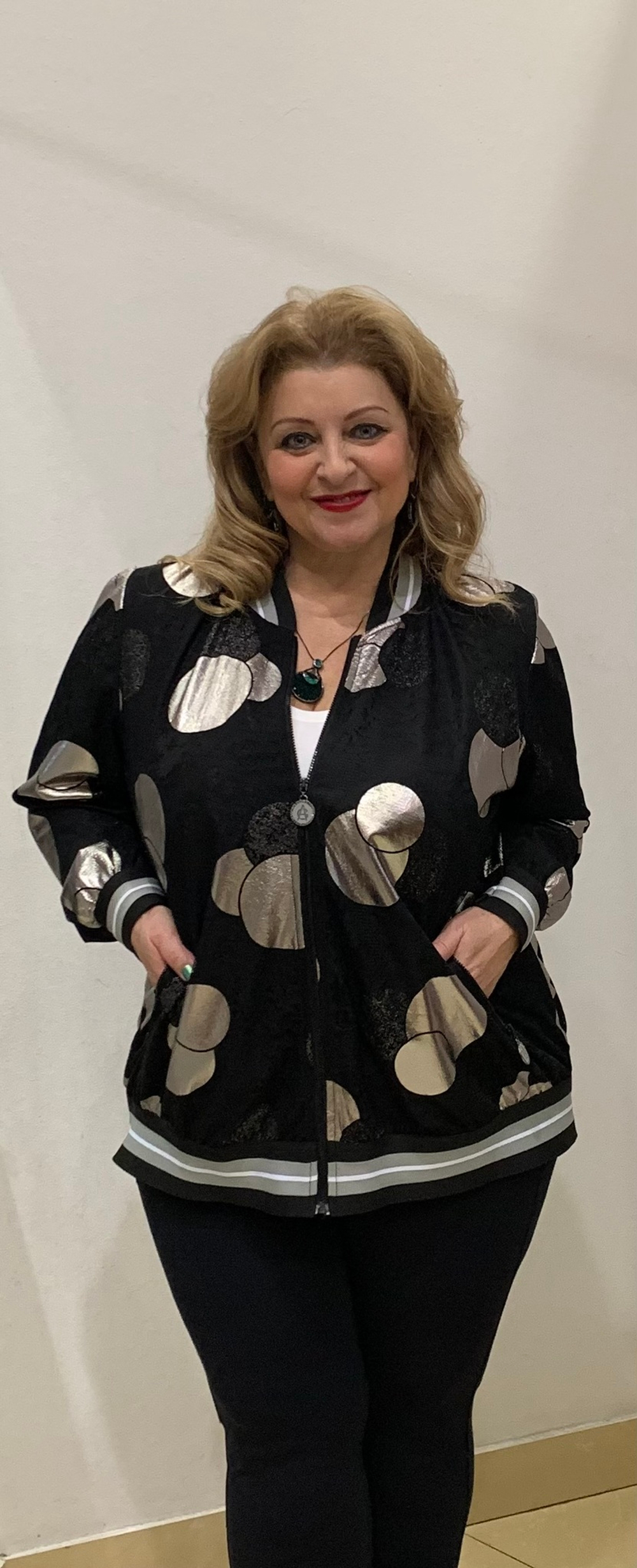 Нарядный бомбер-жакет с серебристыми кругами, на молнии