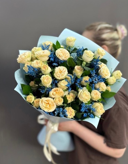 Букет из кустовых роз с синим лимониумом