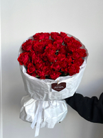 Моно букет из кустовых роз в красном оттенке 15 шт