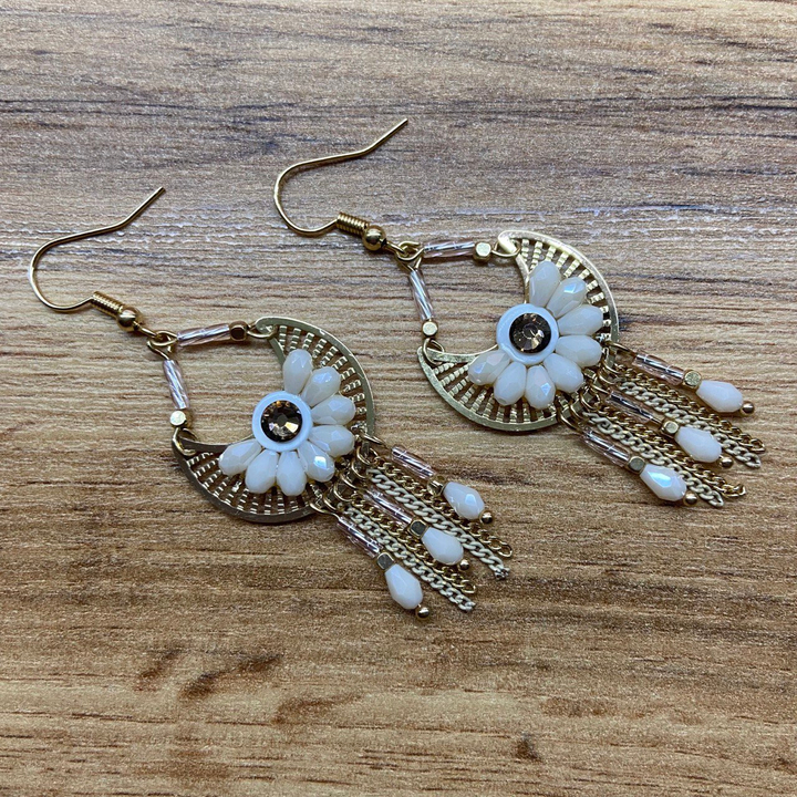 Серьги Ажурный полумесяц камешки подвески цепочки бусинки цвет молочный металл золотистый