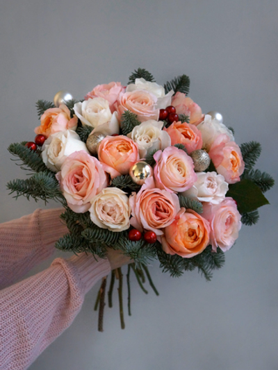 96. Букет из 19 роз с нобилисом и новогодним декором
