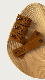 НОВИНКА Кожаные бирки с тиснением на кнопке "Hand Made"