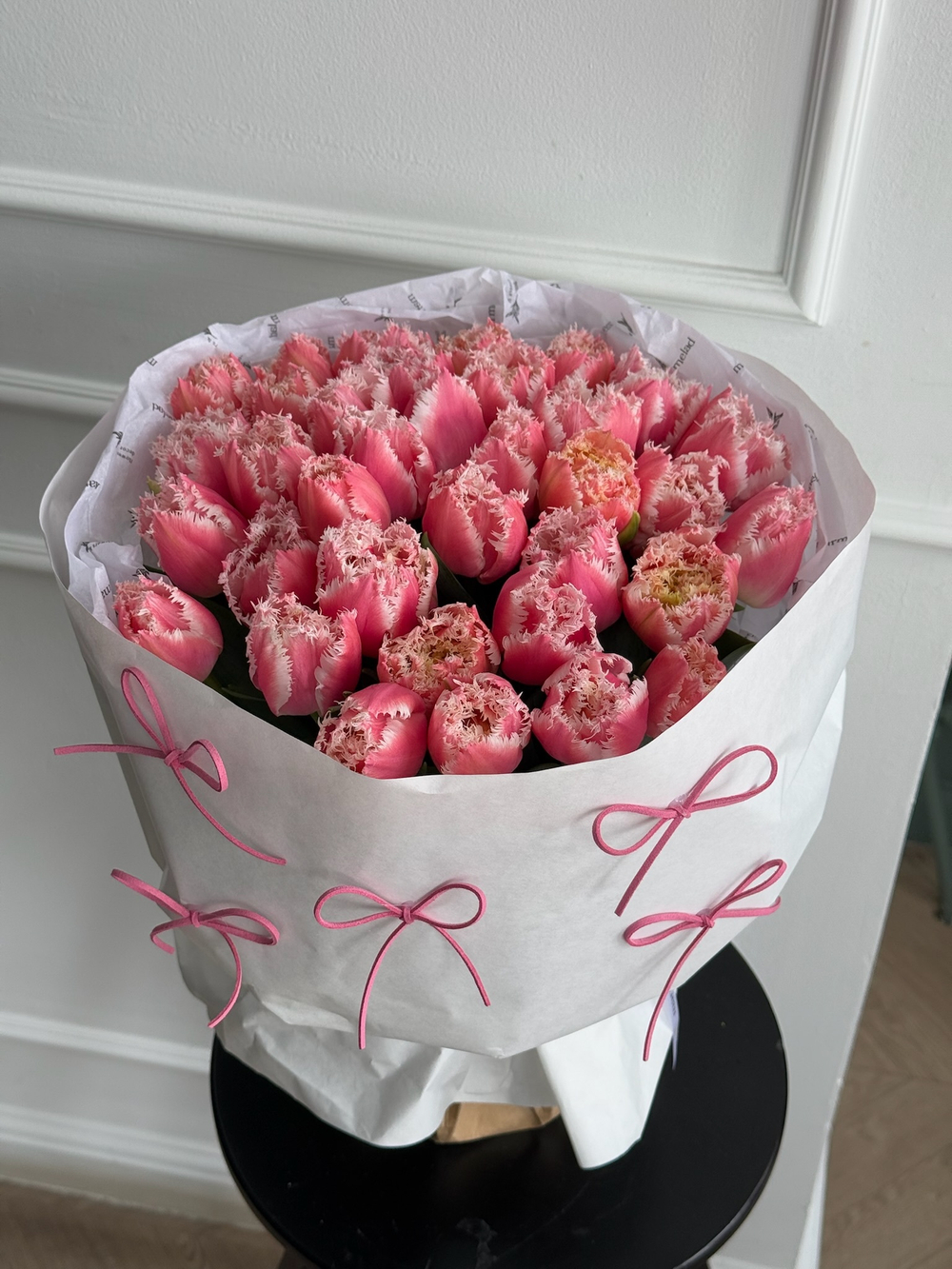 Букет из 25 махровых ярко-розовых с белым тюльпанов