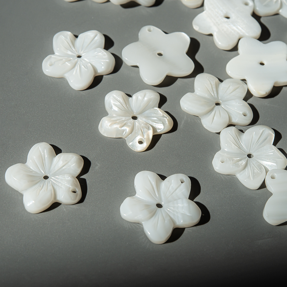 Цветок резной из перламутра речных ракушек, 18мм, белый