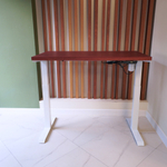 Регулируемый компьютерный стол Motor UP с регулировкой по высоте — столешница МДФ красное дерево