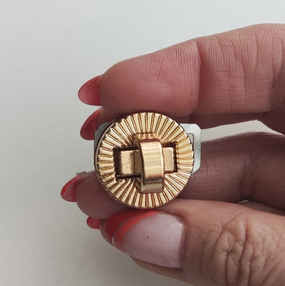 Замок вертушка на винтах Солнышко Золото