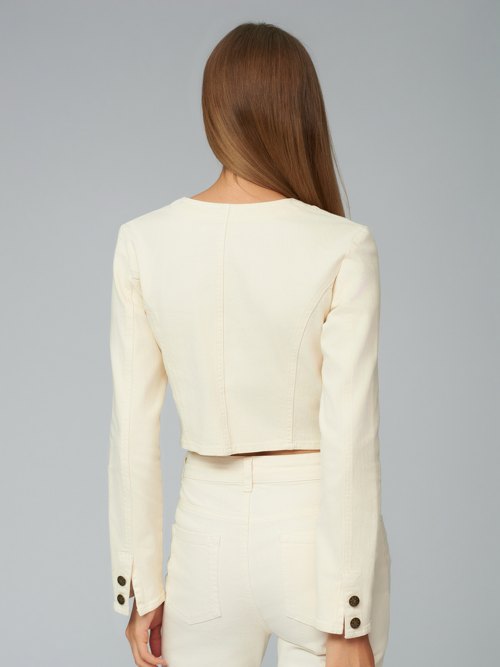 Укороченная бежевая джинсовая куртка с накладными карманами