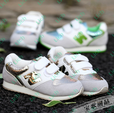 Кроссовки с аппликацией логотипа и блестящими вставками