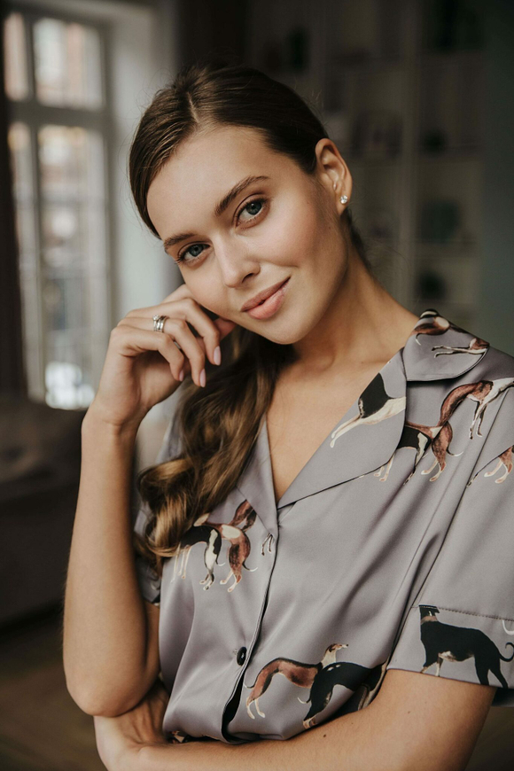 Шелковая блуза с борзыми серебро