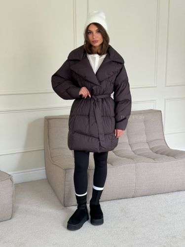 Удлиненный фиолетовый пуховик с отложным воротником