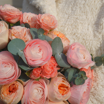 Персиково-розовый букет из роз и ранункулюсов