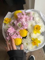 Букет из хризантемы, нарциссов и маттиолы