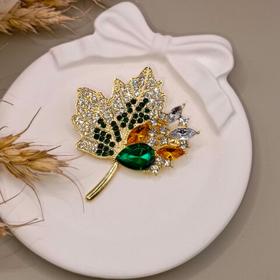 Брошь "Кленовый лист со стразами"