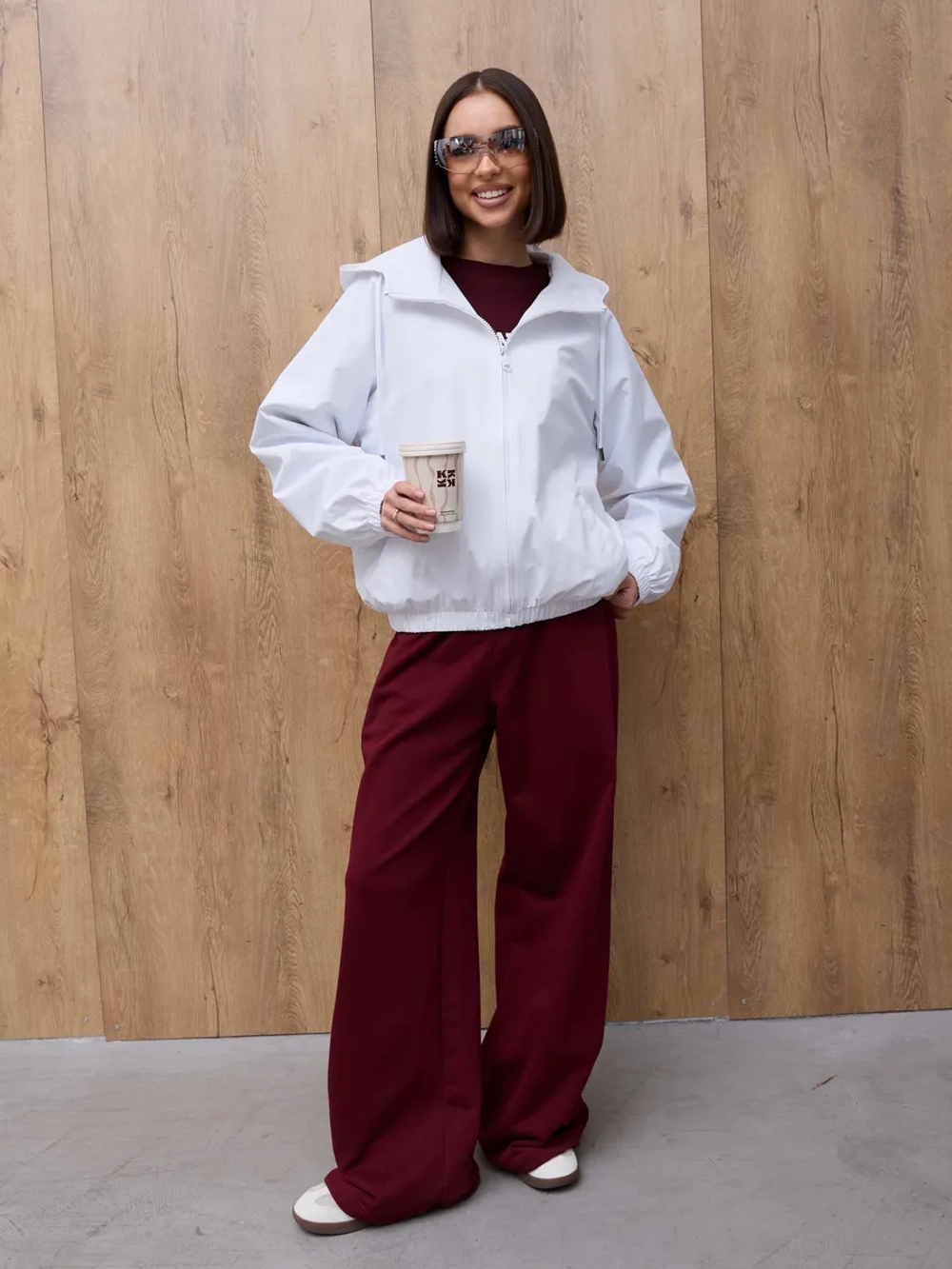 Ветровка с капюшоном