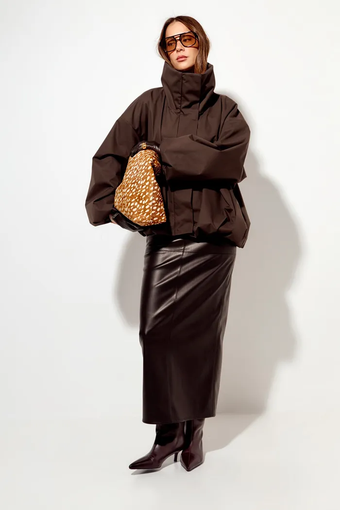 Ветровка О-силуэта с высоким воротом шоколадного цвета