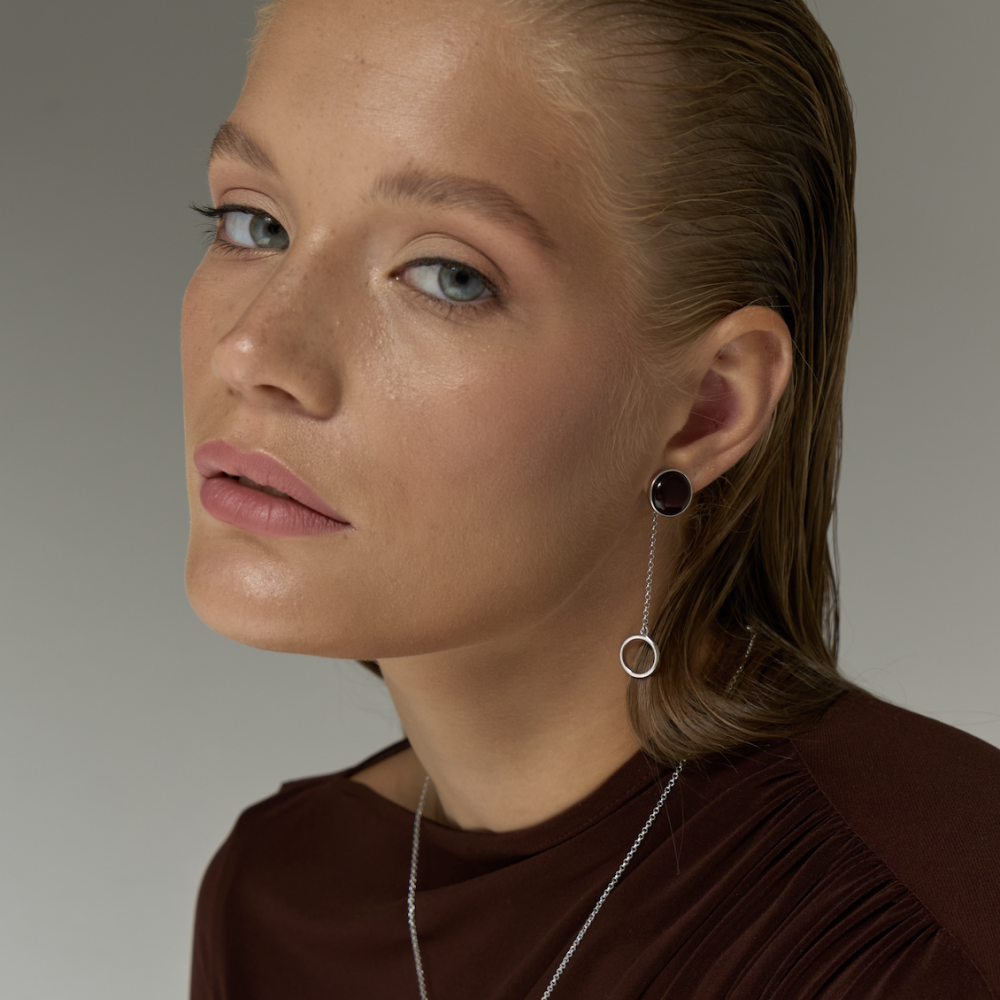 Серьги с кругом на цепочке с вишневым янтарем