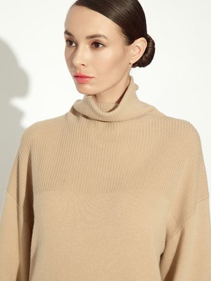 Женский свитер бежевого цвета из шерсти и кашемира - фото 3