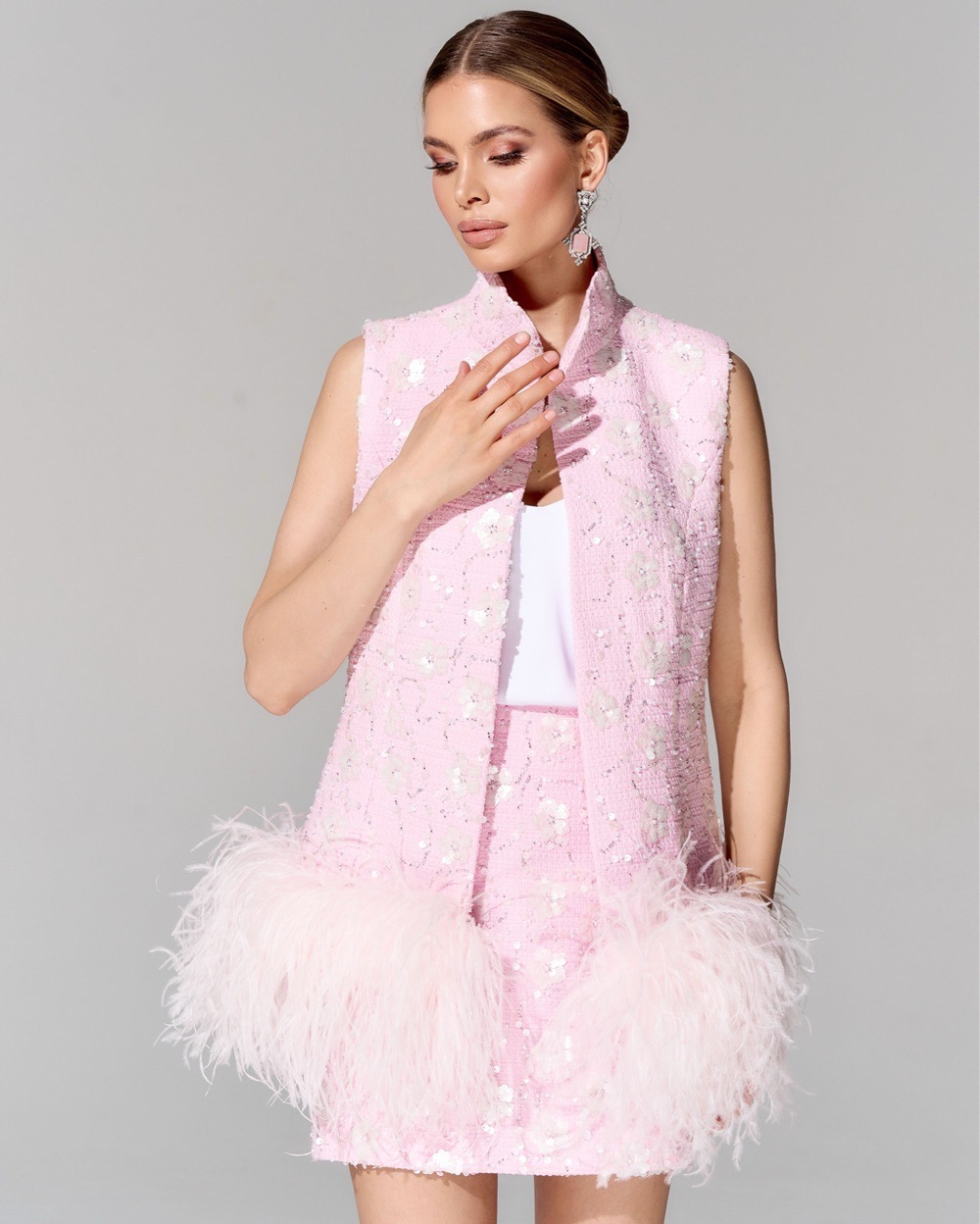 Жилет из премиального твида с отделкой перьями