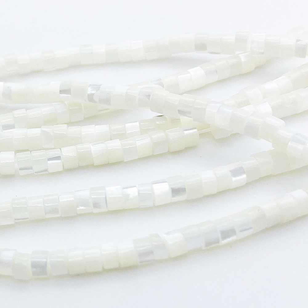 Перламутр, размер около 3,5*2,5 мм, цена за 77-78 шт (1/2 нити)