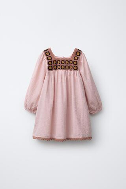 ZARA ПЛАТЬЕ С ВЯЗАНОЙ ОТДЕЛКОЙ КРЮЧКОМ, ЦВЕТ РОЗОВОГО МЕЛА