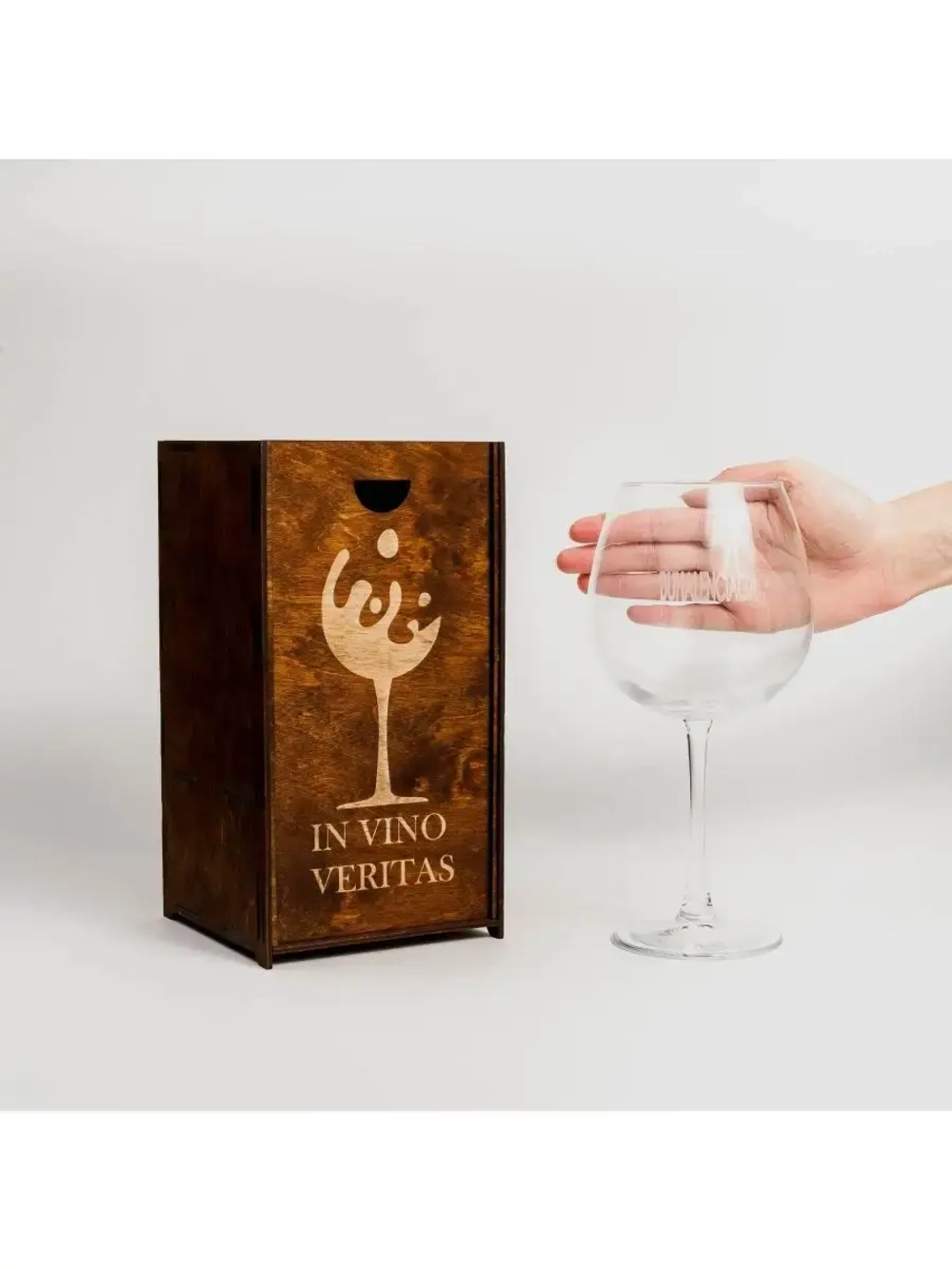 Бокал для вина с гравировкой в подарочной упаковке