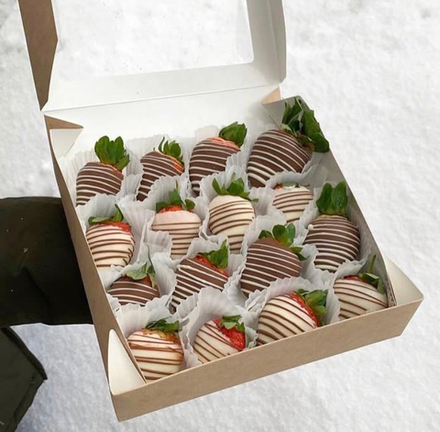 Коробочка из 16 клубник в шоколаде