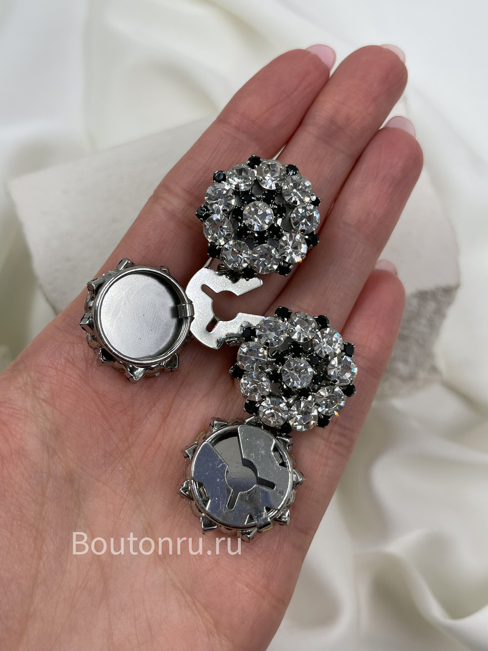 Накладка на пуговицу стразы серебристо-черные в серебристом обрамлении (клипса)