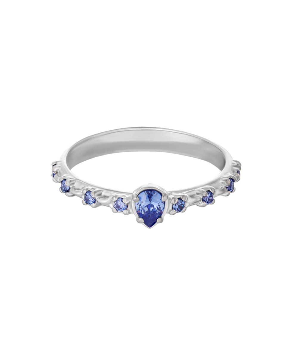 Кольцо из серебра со вставками из фианитов цвета танзанит