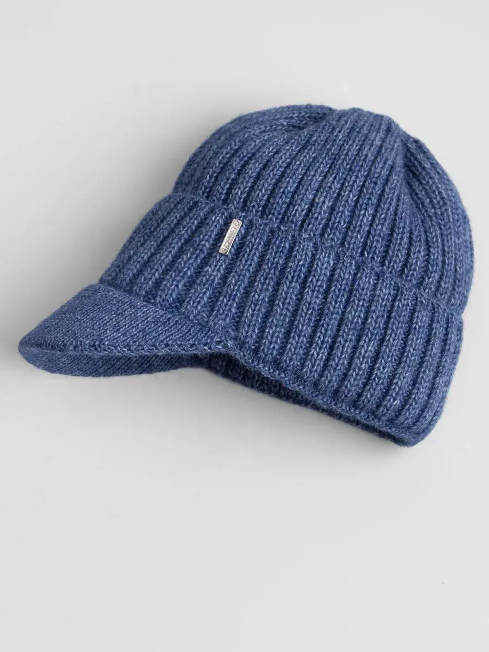 Шапка для мальчика с козырьком на осень