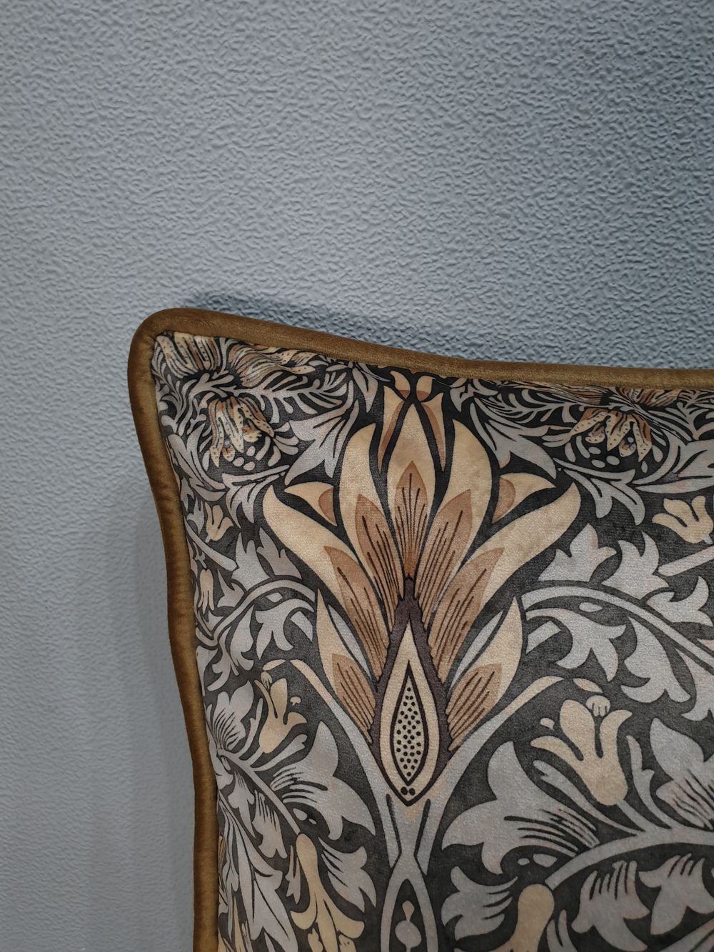 Бархатная подушка с дизайном по мотивам Уильяма Морриса