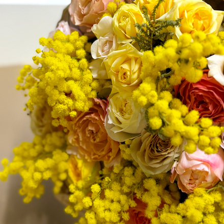 1 марта ☀️ Весенний водоворот — букет садовых и ароматных роз и душистой пушистой мимозы