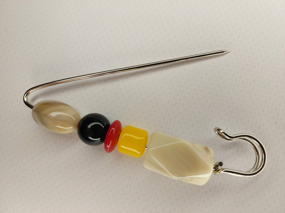 Булавка брошь  для кардигана, пальто, платков, костюмов, одежды. . Цвет жёлтокоричневый.