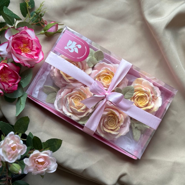 Изысканный букет зефирных роз в прозрачной подарочной коробке