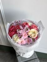 Сборный букет из хризантемы, маттиолы, кустовых пионовидных роз и диантусов роз - размер S