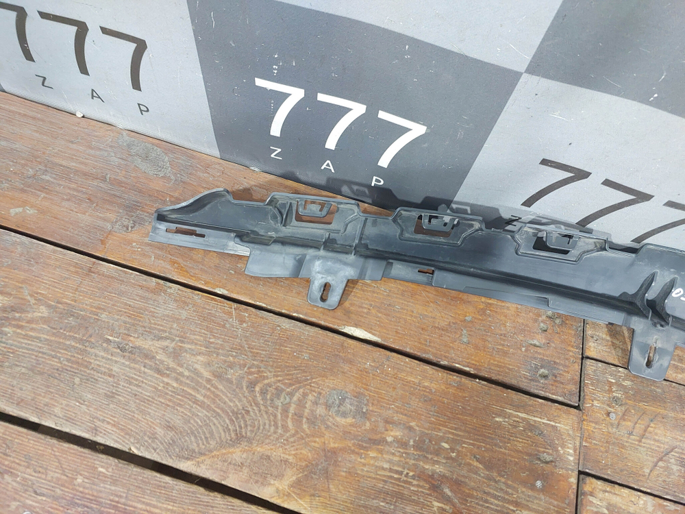 Кронштейн решетки радиатора MB C-Class (W205) 14-21 Б/У Оригинал A2058851165